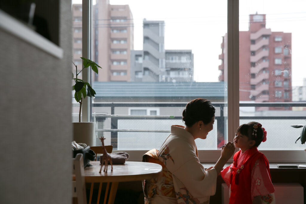 自宅お支度風景光がさす窓辺で雰囲気のある紅さし風景