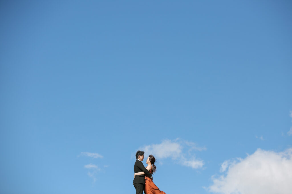前撮りフォトウェディング青空